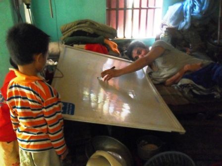 Người thầy tật nguyền 21 năm dạy chữ trên giường